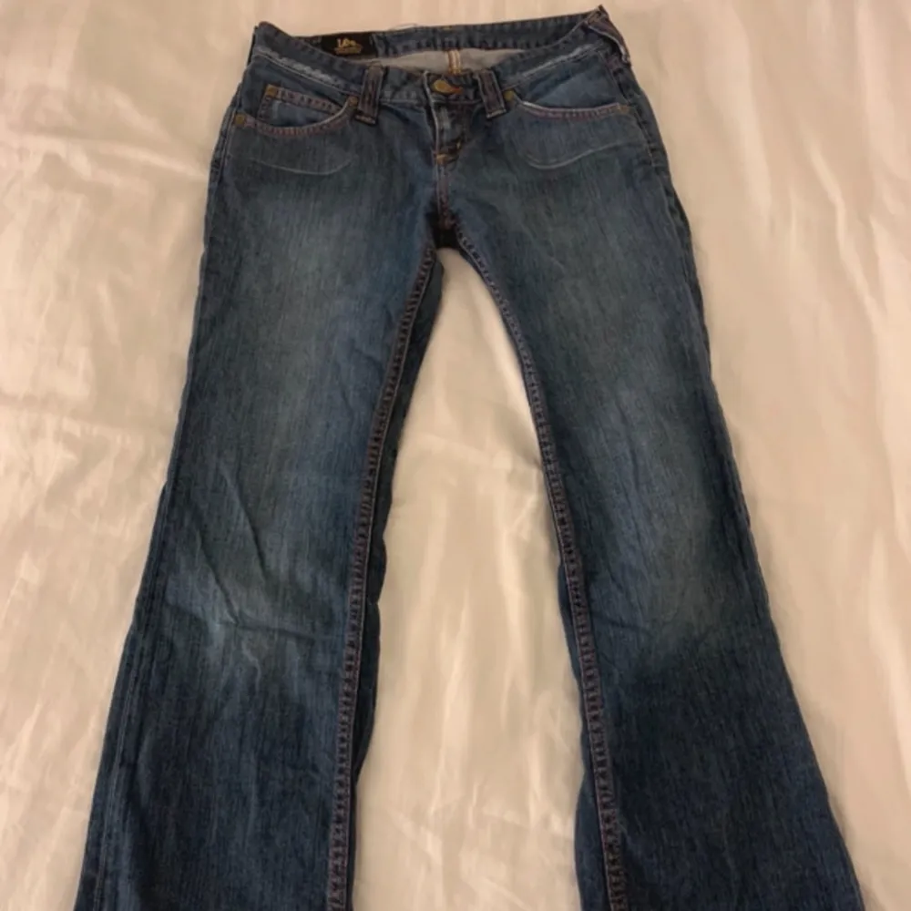 Lågmidjade mörkblå Lee jeans. De är i storlek 32/Xxs men skulle nog passa 34 också och säljer dom pga att dom inte helt passade mig❤️ Skriv om ni har några frågor om något eller om det är något annat ni vill veta❤️. Jeans & Byxor.