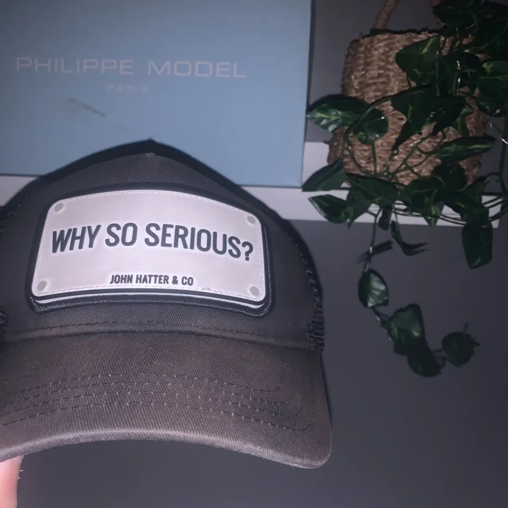 Snygg svart keps med texten 'WHY SO SERIOUS?' framtill. Märket John Hatter & Co . Inga defekter kepsen är bara lite solblekt. Skicka 7/10 Priset kan sänkas vid en snabb afär‼️‼️⭐️⭐️. Accessoarer.