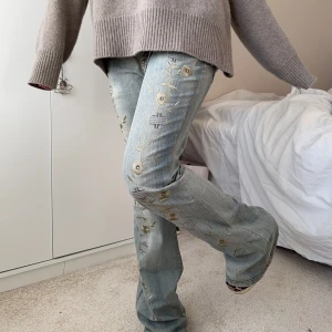 Blommiga bootcut jeans - Bootcut jeans med blommigt mönster🌼🌻 de är 38cm över midjan och 81cm i innerbenet
