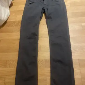 Säljer ett par grå jeans från pepe jeans!💗 jätte fina och kågmidjade men alldeles för korta för mig, innerbenslängd 73! Tror nypris är runt 1000-1200 men säljer för 350💕Lågmidjade och har en  straight/  bootcut passform!