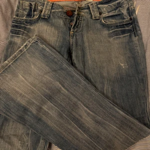 Coola lågmidjade jeans - Ett par jätte snygga lågmidjade jeans med coola fickor. Bra kvalite men säljer pga att de inte passar! Fråga om du har några frågor!🩷 Midjemått= 41cm Grenhöjd= 18cm Innerbenslängs=80cm