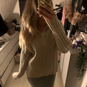 Stickad Boomerang tröja - Supersöt stickad tröja med knappar från Boomerang Stockholm, passar perfekt nu till vintern då den verkligen värmer ❣️❣️