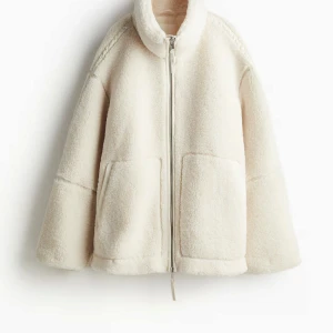 Vit teddyjacka med dragkedja - Säljer denna snygga vita teddyjackan från HM. SLUTSÅLD på hemsidan! Storlek S. Använd fåtal gånger och är i nyskick. 