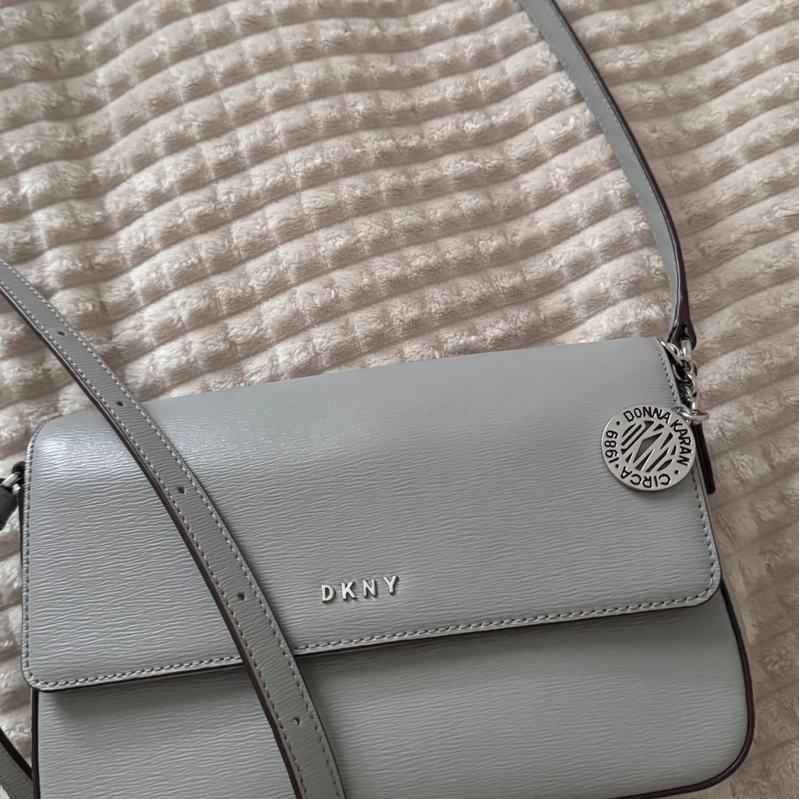 Grå axelväska från DKNY - 90