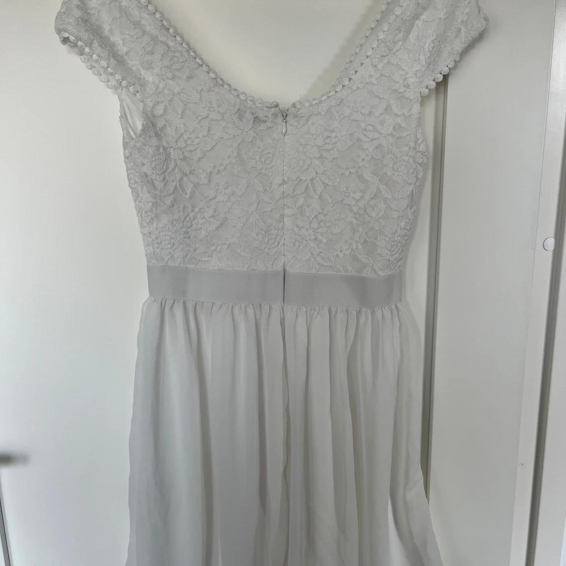 Vit spetsklänning från NLY one  - 90