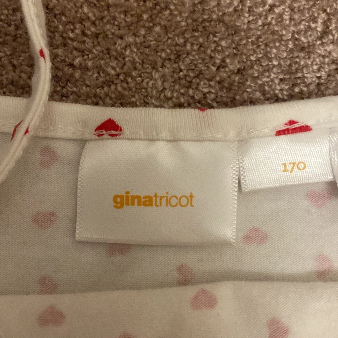 Vitt linne med hjärtan från Gina Tricot - 91