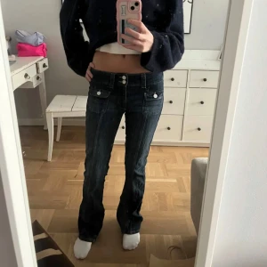 Mörkblå bootcut jeans - Säljer ett par snygga mörkblå lågmidjade bootcut jeans i bra skick. 💙barn stolek (170) använda endast få ggr
