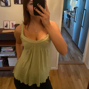 Grön topp - Så söt grön topp från hm i storlek 36-38. Den har tyvärr två pyttesmå hål på framsidan (se sista bilden) men inget som syns eller tänks på när man använder den! 