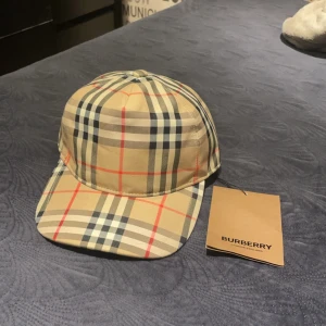 Burberry keps - Helt ny burberry keps, pris kan diskuteras.