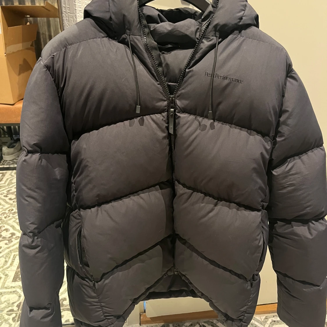 Svart pufferjacka från Peak Performance