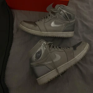 Nike Air Jordan 1 Retro High CO Japan Neutral Grey - Skorna är i storlek 44 men passar både för 42 och 43. Nypriset dem köptes för var 3200kr och säljer nu för endast 1599kr! Väldigt fint skick på de och riktigt stilrena samt passar till allt