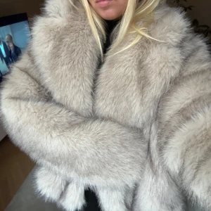 Beige pälsjacka - Säljer en likadan som den virala pälsjackan, min är köpt i USA förra hösten! Använd fåtal gånger, så väldigt fint skick! 🙏🏼 Storlek XL men passar allt från XS-XL, lite beroende på hur man vill ha den, därav har jag satt den som storlek M 😅  Håller på att flytta så kika gärna på min profil!💛