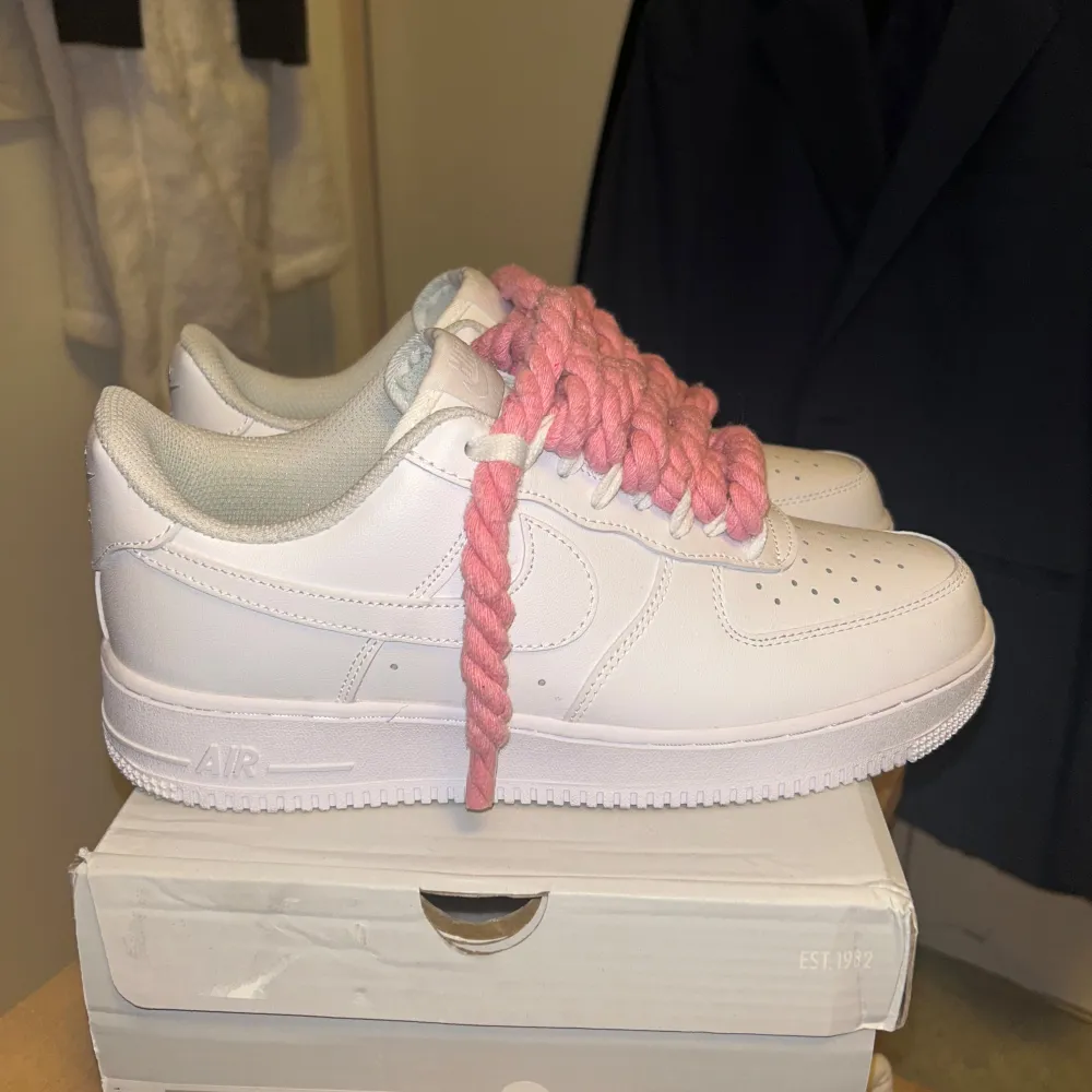 Säljer ett par vita Nike Air Force 1 i storlek 43. Skorna har använts bara 1 gång inget mer, då jag insåg att dem var lite för stora för mig, dem har snygga rosa snören som jag har själv lagt in för en speciel design, men original snören följer med skorna ifall du vill ändra tillbaka till det original utseendet med vita snören. Pris kan diskuteras!! Tveka inte att skriva!!!. Skor.