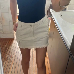 Cargo jeanskjol  - Cargo jeanskjol från ginatricot. Stolek 32