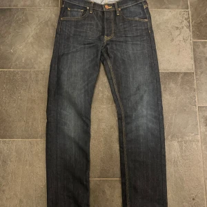 Lee jeans - Lee Daren button fly jeans i storlek w29 L32 jätte fint skick i skador eller liknande knappt använda 