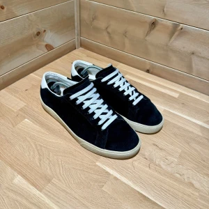 Saint Laurent SL/06  - Tja säljer just nu dessa feta skor från saint Laurent. Skorna är i bra skick förutom att man kanske behöver borsta upp mockan lite. Perfekt till vinter/hösten. Endast skorna ingår och ett par svarta skosnören. Mvh vestimenta😊