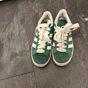 Gröna Adidas Campus 00 sneakers - Säljer ett par gröna Adidas Campus sneakers i bra skick. Är använda ett fåtal gånger