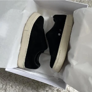 Svarta sneakers från Eytys - Säljer ett par stilrena svarta sneakers från Eytys i mocka. Modell Doja. Skorna är i mycket bra skick och kommer i originalkartong. De har knappt används och säljs därför av den anledningen. Skriv om du har frågor eller vill ha fler bilder på skorna 😁
