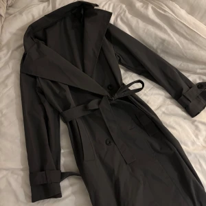 Trenchcoat  - Fin lång trenchcoat. Hör gärna av er för fler bilder🩶köpt i våras, sparsamt använd och utan defekt.