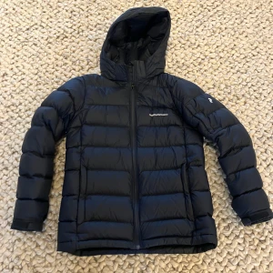 Peak Performance vinterjacka strl 170 - Peak Performance Frost Down (dunjacka vinter) i perfekt skick. Storlek 170 cm.  Blå.