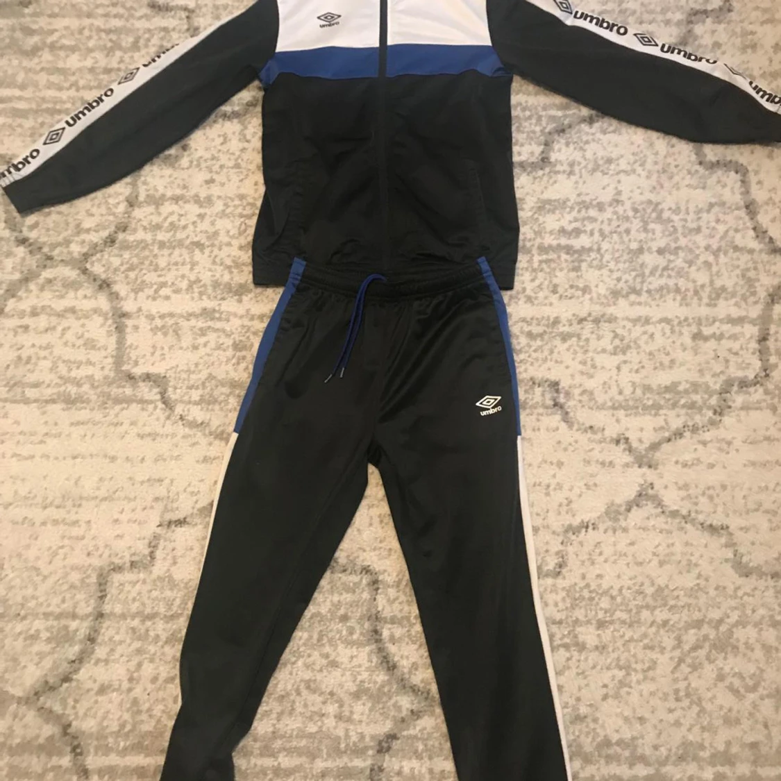 Svart och vit träningsdräkt från Umbro