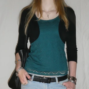 Svart bolero - Svart bolero med trekvartsärmar. Storlek S. 