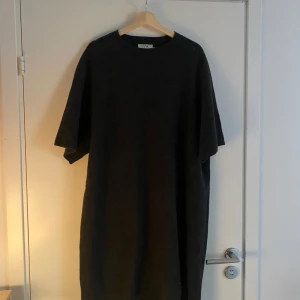 Mörkgrå ullklänning från COS - Bekväm mörkgrå klänning från COS i storlek S, oversize!! Inköpt 2021. Den är tillverkad av 100% ull, funkar bra på vintern trots att den är kortärmad.  Perfekt för både höst och vinter!💕