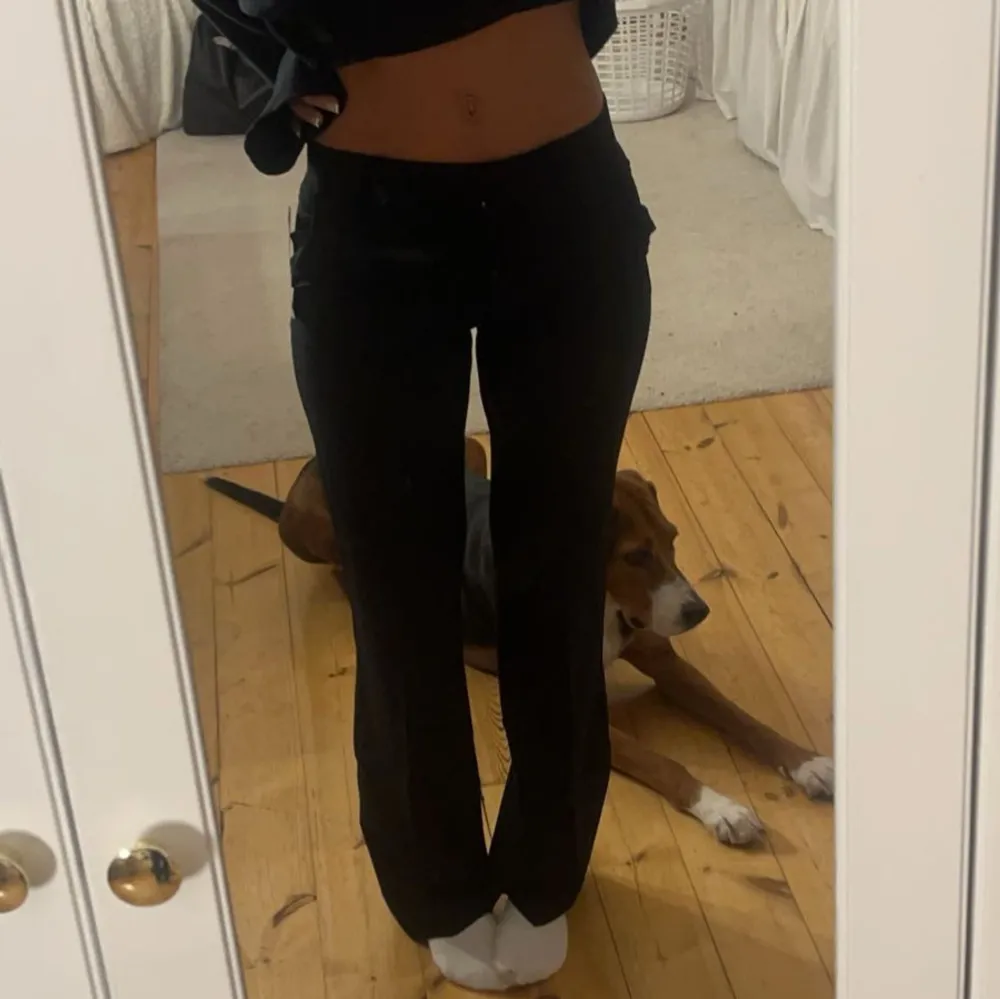 As fina low waist kostymbyxor, släpar i marken på mig som är 164!❤️ super fina, med fickor och bootcut. Helt nya och oanvända!. Jeans & Byxor.