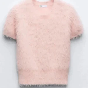 Rosa fluffig tröja från Zara - Supermjuk och fluffig rosa tröja från Zara. Den har korta ärmar och en rund halsringning. Perfekt året om! Fått många komplimanger över denna! 