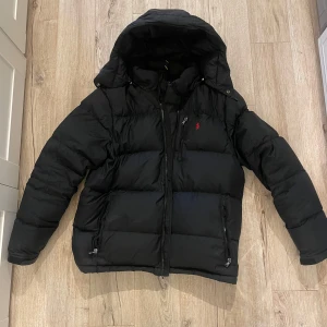 Ralph Lauren Gorham Down Jacka - Storlek  - L Nypris - 5 795:- Skick - Mycket bra skick Färg - Svart  Använt få gånger sedan oktober. Jackan är väldigt värmande och tål stark vind. Hör av dig vid funderingar.