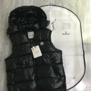 Moncler väst - Hej jag säljer nu min moncler väst i nyskick jag har knappt andvänd den jag har köpt den från Nk stockholm och jag har kvar kvittot, jag säljer den pågrund av att den inte passar min stil längre, priset kan diskuteras så hör av dig mid minsta lilla fråga👍