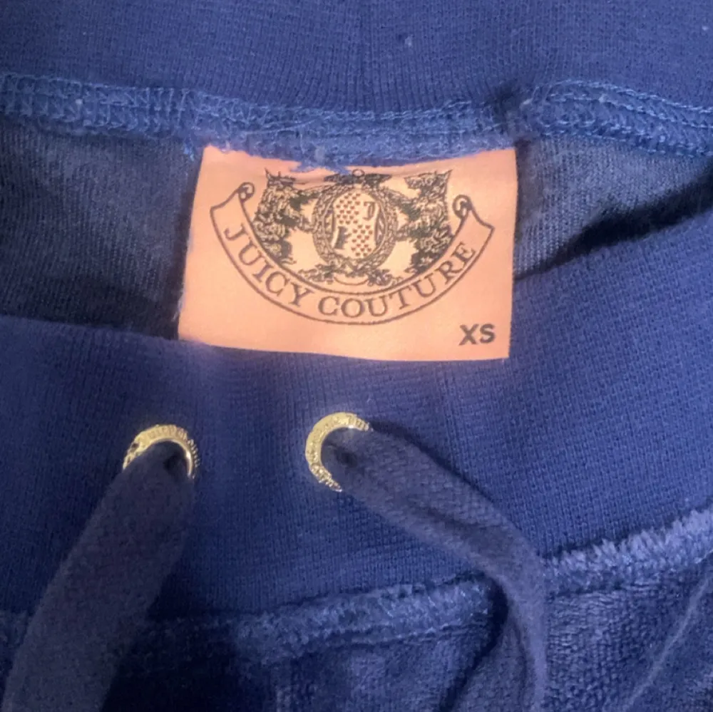 Säljer ett par superbekväma blå velourbyxor från Juicy Couture i storlek XS. Köpte de för 1800 och säljer de nu för 1200💓. Jeans & Byxor.