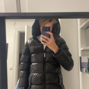 Svart pufferjacka från Alessandro Zavetti - Säljer en snygg svart pufferjacka från Alessandro Zavetti i storlek XS. Jackan är perfekt för vintern med sitt quiltade mönster och långa ärmar. Skick 9/10, priset är inte fast och vid snabb affär kan priset ändras.