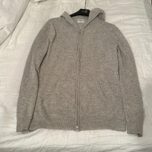 Ljusgrå Hoodie Kashmir - Säljer denna feta Kashmir zipen från John Henric den kommer i super fint skick utan några skador, köpt på John hendric hemsidan för 2500kr.