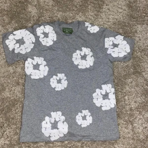Grå t-shirt med blommönster från Denim Tears - Denim tears T shirt oanvänd Storlek M större passform kan även passa L