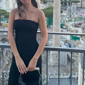 Svart tubtopp - Snygg svart tubtopp i ett stretchigt material som sitter tight och bekvämt. Perfekt för en utekväll eller fest. Den är stilren och enkel att matcha med olika outfits. Toppen är ärmlös och ger en elegant look.