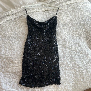 Paljettklänning från Nelly - Svart paljett/ bandeauklänning från Nelly i storlek S. Passar perfekt till nyår eller en utekväll!💕💕