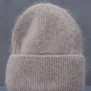 Beige satin mössa - Vi är ett UF-företag som designar mössor med satinfoder för en lyxig känsla och fantastisk komfort. Vår begie satinmössa ger både elegans och funktion, perfekt för alla tillfällen! Eftersom vi är ett UF-företag med ett fast pris kan vi tyvärr inte sänka priset.💞🙌🏻🙏🏼😅
