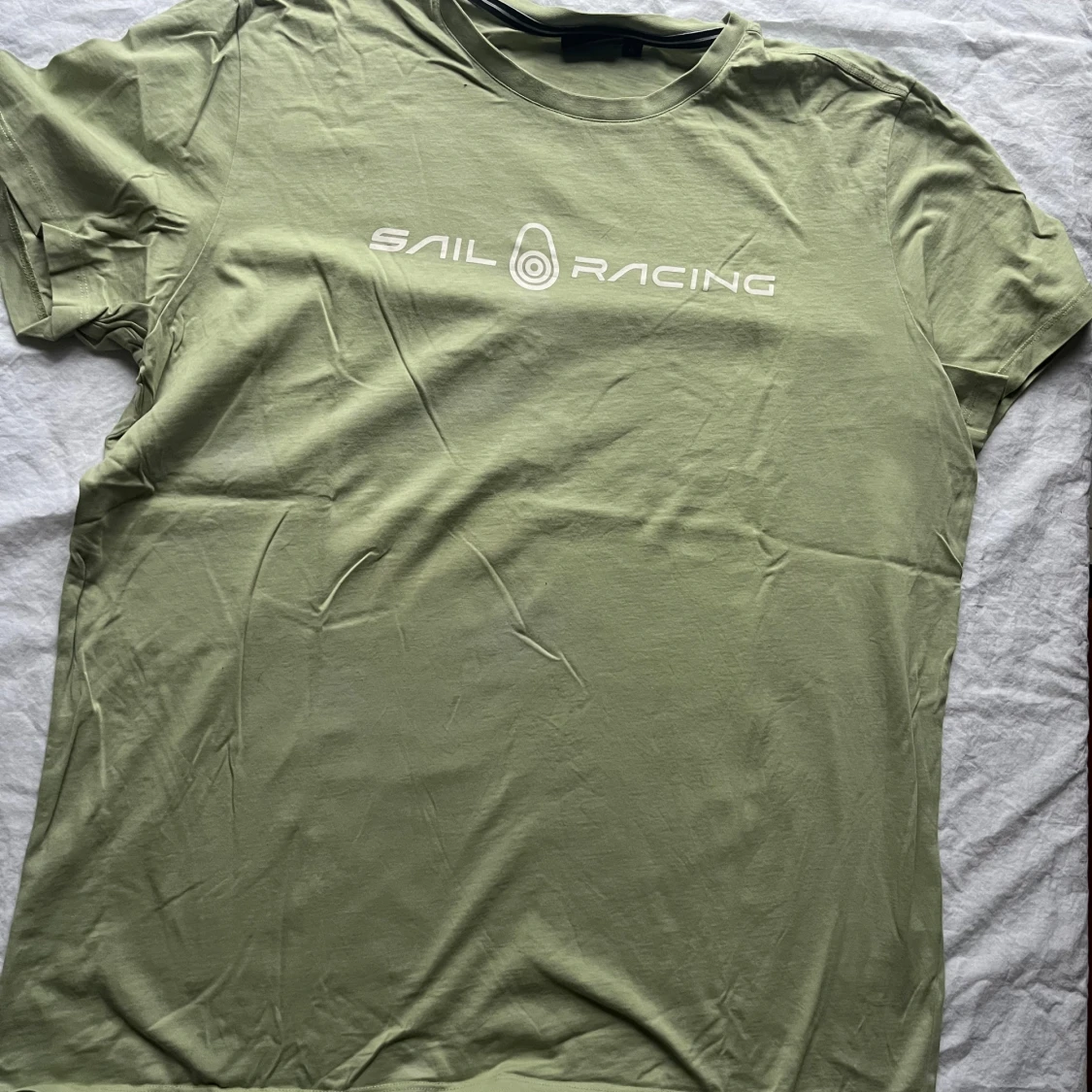 Olivgrön t-shirt från Sail Racing