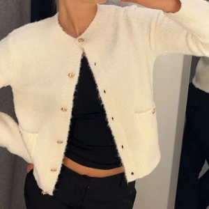 Vit kofta med guldknappar - Säljer en superfin vit kofta med knappar, köpt på Lindex, storlek S/M ❤️‍🔥endast använd 2 ggr 