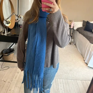 Blå halsduk med fransar - Superfin blå halsduk med långa fransar från Carin Wester. Så himla mjuk och perfekt till vintern❤️
