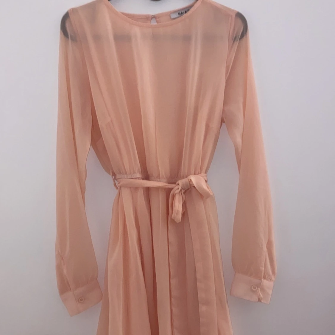 Ljusrosa långärmad klänning med knytband