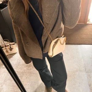 Stella McCartney Falabella bag - Snygg beige Stella McCartney Falabella axelväska med guldfärgad kedja. Perfekt för både vardag och fest. En favorit som kommer ej till användning längre. Kommer med tote och även kort.