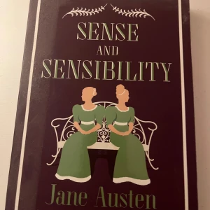 Sense and Sensibility - En klassisk roman av Jane Austen med en stilren omslagsdesign. Perfekt för den som älskar tidlösa berättelser om kärlek och förnuft. Skriven på original språk. Väldigt bra skick 
