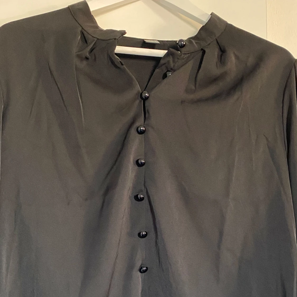 Svart blus med knappar. - 90