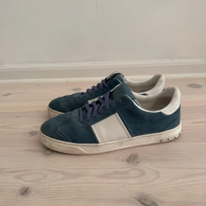 Valentino flycrew - Intressekoll på mina valentino flycrew! Dessa är nästintill toppskick och färgen är mellanblå. Har tröttnat lite på färgen så är intresserad av byten mot andra färger. Box och dustbags finns. Tveka inte på att höra av dig vid frågor och funderingar! 