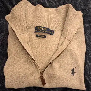 Hej, jag säljer min jättesnygga half zip från Ralph Lauren. Inget fel på den säljer pga att den inte passar mig. Skick: 9/10. Perfekt för Hösten och Vintern. 😊 Verkligen jättesnygg grå färg och hela tröjan. Kontakta mig om du har frågor eller funderingar angående tröjan! Har fler Ralph Lauren plagg i Plick profilen.😊 Följ gärna för mer snygga kläder! 🌊🍾 Mått: Längd  64cm  och bred under armhålorna är 54cm