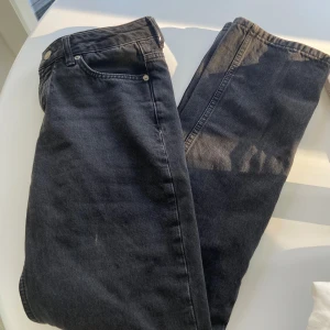 Svarta jeans i bra skick - Säljer ett par svarta jeans i bra skick. De har en klassisk femficksdesign och är perfekta för både vardag och fest. Jeansen har en normal passform och är tillverkade i ett slitstarkt material. Perfekta för höst och vinter!