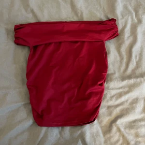 Röd of shoulder top från Shein - Snygg röd tubtopp från Shein i storlek M. Perfekt för en stilren look med off-shoulder design. Tillverkad i ett mjukt och stretchigt material som sitter bekvämt. Passar utmärkt till jeans eller kjol för en trendig outfit.