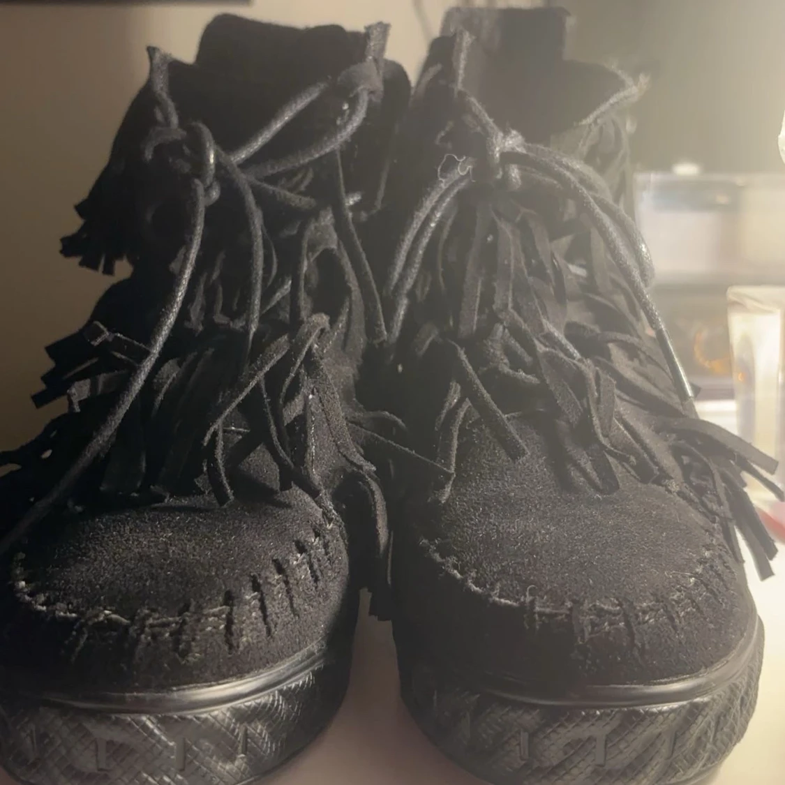 Svarta mocka sneakers med fransar - 3